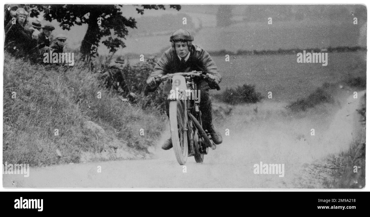 H.O. Tomblin auf seinem Rennmotorrad Stockfoto