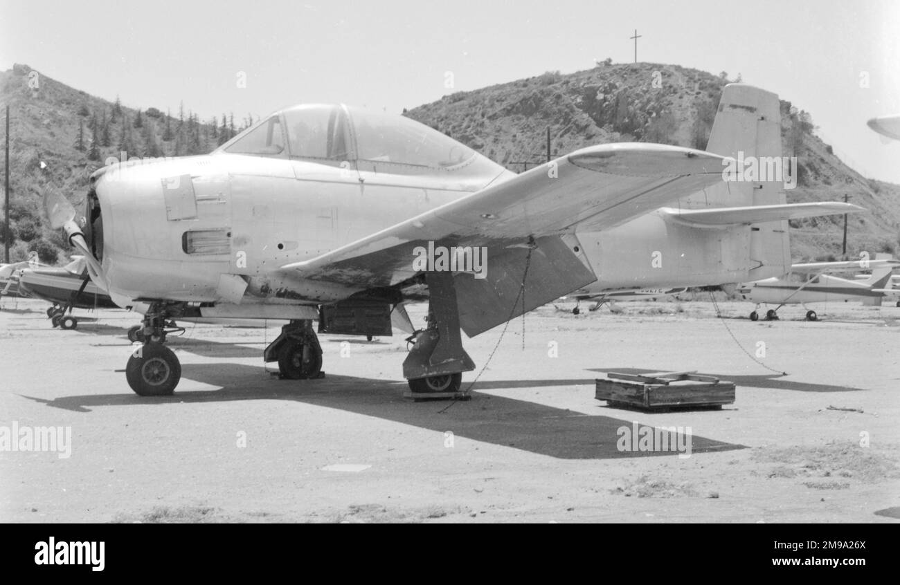 Nordamerikanischer T-28A Nomad N7708C in Paloima 49-1515 (MSN 159-27) zugewiesen an 3300. Pilot Training Group, Graham AFB, FL Dezember 1955; an Arizona Aircraft Storage Branch [AASB], Davis-Monthan AFB, AZ. Zurückgewonnen am 2. April 1958 und registriert am N7708C 1960; Absturz des 10Apr68 in Holbrook, AZ, aufgrund eines Motorausfalls durch eine abgescherte Welle in der Kraftstoffpumpe. Dies war wiederum auf eine unbestimmte Verunreinigung des Kraftstoffsiebs zurückzuführen. Der linke Flügel des Flugzeugs schlug in einer Kurve auf den Boden, während er beim letzten Anflug nach Holbrook, Arizona, umkreiste. Stockfoto
