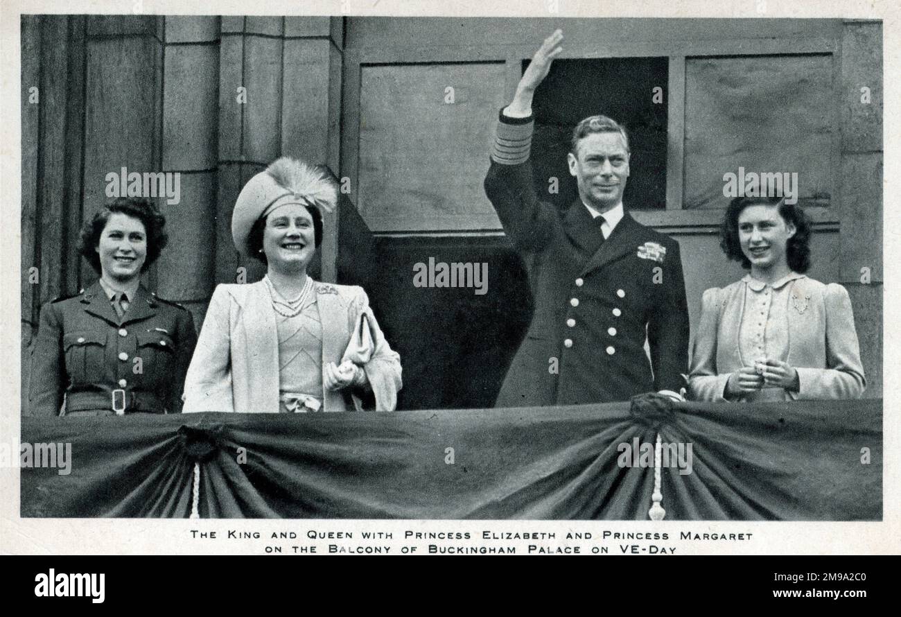 Die königliche Familie auf dem Balkon des Buckingham House, VE Tag 1945. Stockfoto