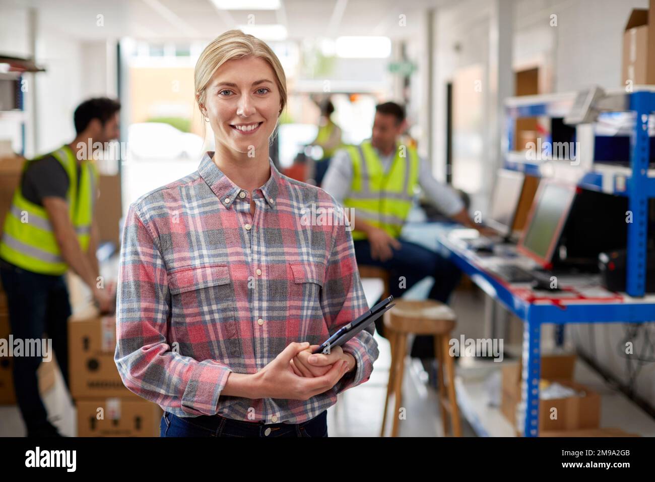 Porträt Einer Weiblichen Managerin Im Logistiklager Mit Digital Tablet Stockfoto