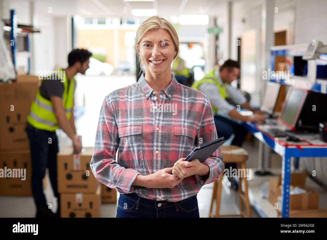 Porträt Einer Weiblichen Managerin Im Logistiklager Mit Digital Tablet Stockfoto