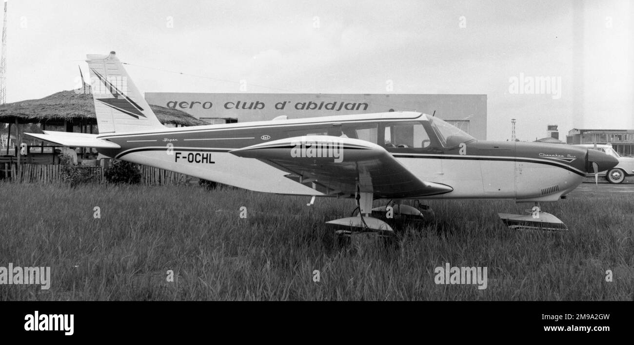 Piper PA32-260 Cherokee Six F-OCHL im Aero Club dAbidjan, Elfenbeinküste. Stockfoto