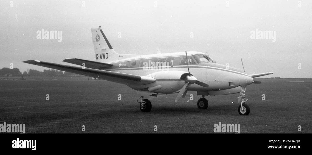 Beechcraft 65-B80 Queen Air G-AWOI (msn LD-393) der Rootes Group in Cranfield mit Sitz in Baginton. Stockfoto