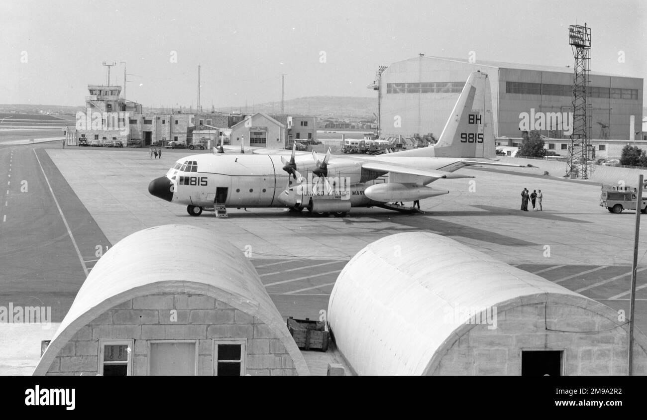 United States Marine Corps Lockheed KC-130F-LM BuAer Nr. 149815 (MSN 282-3725) VMGR-252 bei der RAF Luqa auf Malta gesehen. Als GV-1 an die USMC geliefert und 1962 als KC-130F umbenannt, wurde 149815 im Oktober 2008 zur Lagerung und Entsorgung an AMARC (Air Material and Aircraft Reclamation Centre) geschickt und am 6. März 2009 entzogen. (Hinweis: Der Code BH wurde VMGR-252 zum Zeitpunkt des Fotos zugewiesen.) Stockfoto