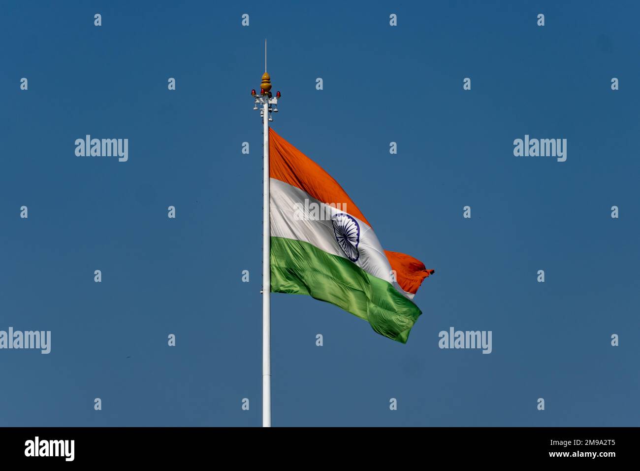 Eine Nahaufnahme der indischen Flagge mit blauem Himmelshintergrund Stockfoto