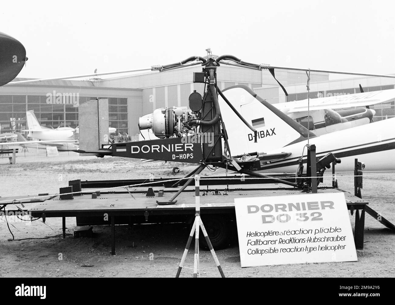 Der Dornier do 32E war ein einfacher, zusammenklappbarer ein-Mann-Hubschrauber aus Deutschland, angetrieben von einer BMW 6012L Gasturbine, der einen Kompressor antreibt, der die Düsen der Rotorspitze mit Druckluft versorgt und den Hauptrotor antreibt. Alle drei fliegenden Prototypen stürzten während umfangreicher Tests ab. Im Deutschen Museum wird ein viertes nicht geflogenes Flugzeug ausgestellt, registriert D-HOPA. Stockfoto