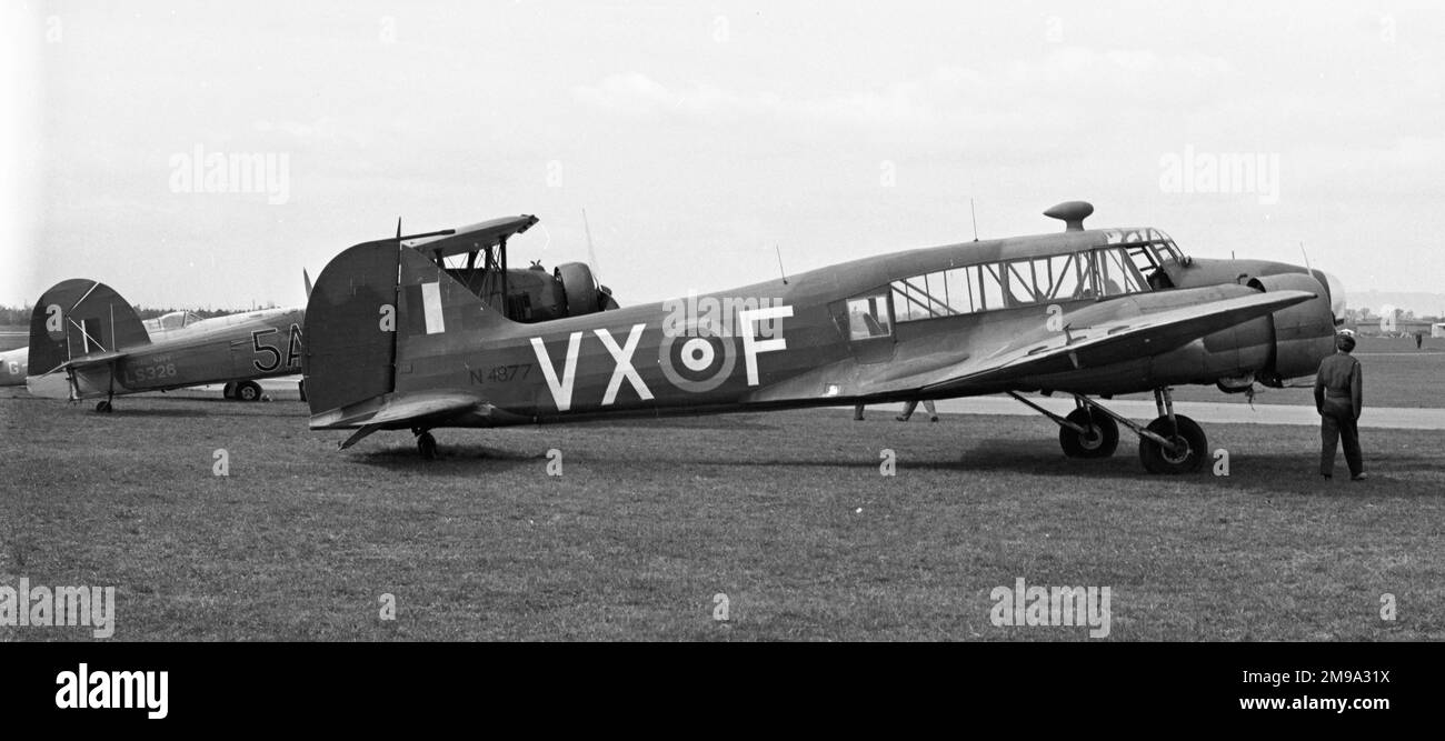 Avro 652 Anson I N4877 - G-AMDA des Skyfame Museums am Staverton Airport N4877 wurde im Avro-Werk in Newton Heath, Manchester, gebaut und am 17. November 1938 von der Royal Air Force übernommen. Es wurde an 26 M.U. geliefert Lowley am 2. Dezember wegen Fährarbeiten und wurde am 4. Februar 1939 in den Piloten-Pool Nr. 2 in Filton versetzt. Mit der Gründung der Air Transport Auxiliary wurde sie am 2. Mai 1940 in White Waltham auf ihre Nummer 3 F.P.P. übertragen und blieb dort, als die Einheit im November in Nummer 1 F.P.P. umnummeriert wurde. Ein Flugunfall am 19. März 1941 erforderte Reparaturen Stockfoto