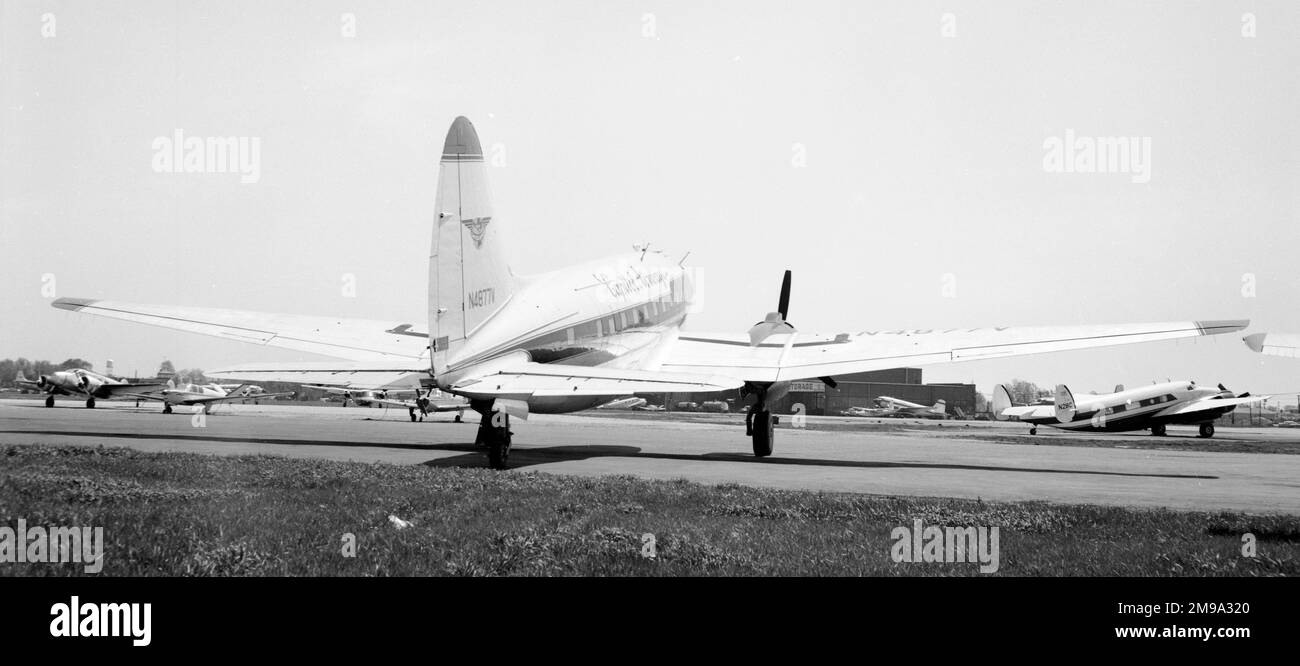 Curtiss C-46F-1-CU Commando N4877V (msn 22442) von Capitol Airways. 44-78619, am 20. August 1947 an die kommission für Auslandsliquidierung veräußert und 1948 von Claire L. Chennault und Whiting Willauer als N8309C gekauft. An XT Reg. Central Air Transport Corp. Am 19. Dezember 1949. Gekauft von CAT SA im Dezember 1952. Gekauft von Flying Tiger Line am 19. Januar 1953 als N4877V. Gekauft von Intercontinental Airways am 29. Juni 1953. Gekauft von der InterAir Parts Corporation am 17. Juli 1953. Gekauft von F. A. Miller und D. Rich am 17. Juli 1953. Am 18. Dezember 1953 an Airplane Enterprises übertragen. Gemietet von Capi Stockfoto