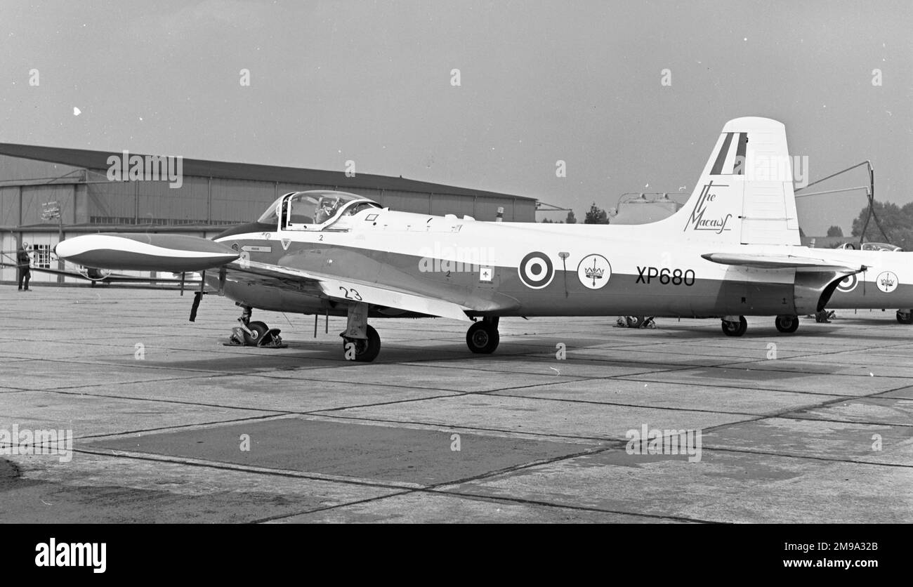Royal Air Force Hunting Jet Provost T.4 XP680 (msn PAC/W/18304) des Aerobatieteams Macaws vom College of Air Warfare bei Royal Air Force Manby. XP680 flog am 12. Oktober 1962 und wurde am 05. November 1962 an das College of Air Warfare ausgeliefert. Nach der Außerbetriebnahme erhielt XP680 die Anweisungsserie 8460M und wurde dem Moreton-in-Marsh Fire Training College zugewiesen. Im Jahr 1965 gründete das College of Air Warfare mit Sitz in Royal Air Force Manby ein Aerobatikteam von Jet Provost T.4 namens The Magistrates. Das Team wurde am Ende der Saison 1967 umbenannt; ab 1968 Stockfoto
