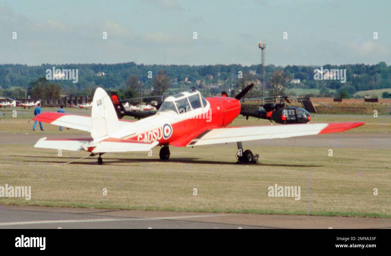Ein Gleitflugzeug der Royal Air Force Gliding & Soaring Association (RAFGSA) mit de Havilland Supermunk (G-AOSU). Das RAFGSA bietet Abenteuerübungen im Gleiten für alle drei Services sowie Clubflüge für Mitglieder der Services an Wochenenden und Feiertagen an. Das RAFGSA bietet auch einen Rahmen für den Wettbewerb, den seine Mitglieder auf regionaler, nationaler und internationaler Ebene ausüben. Stockfoto