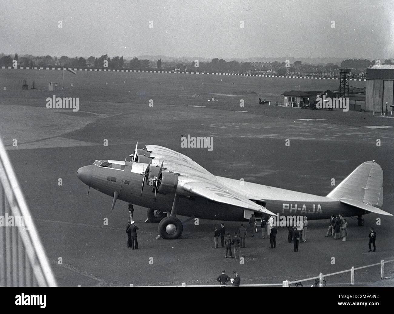 Flughafen Croydon - der einzige Fokker F.XXXVI PH-AJA von KLM (Koninklijke Luchtvaart Maatschappij N.V.), mit Passagieren, die auf den Einstieg warten. Stockfoto