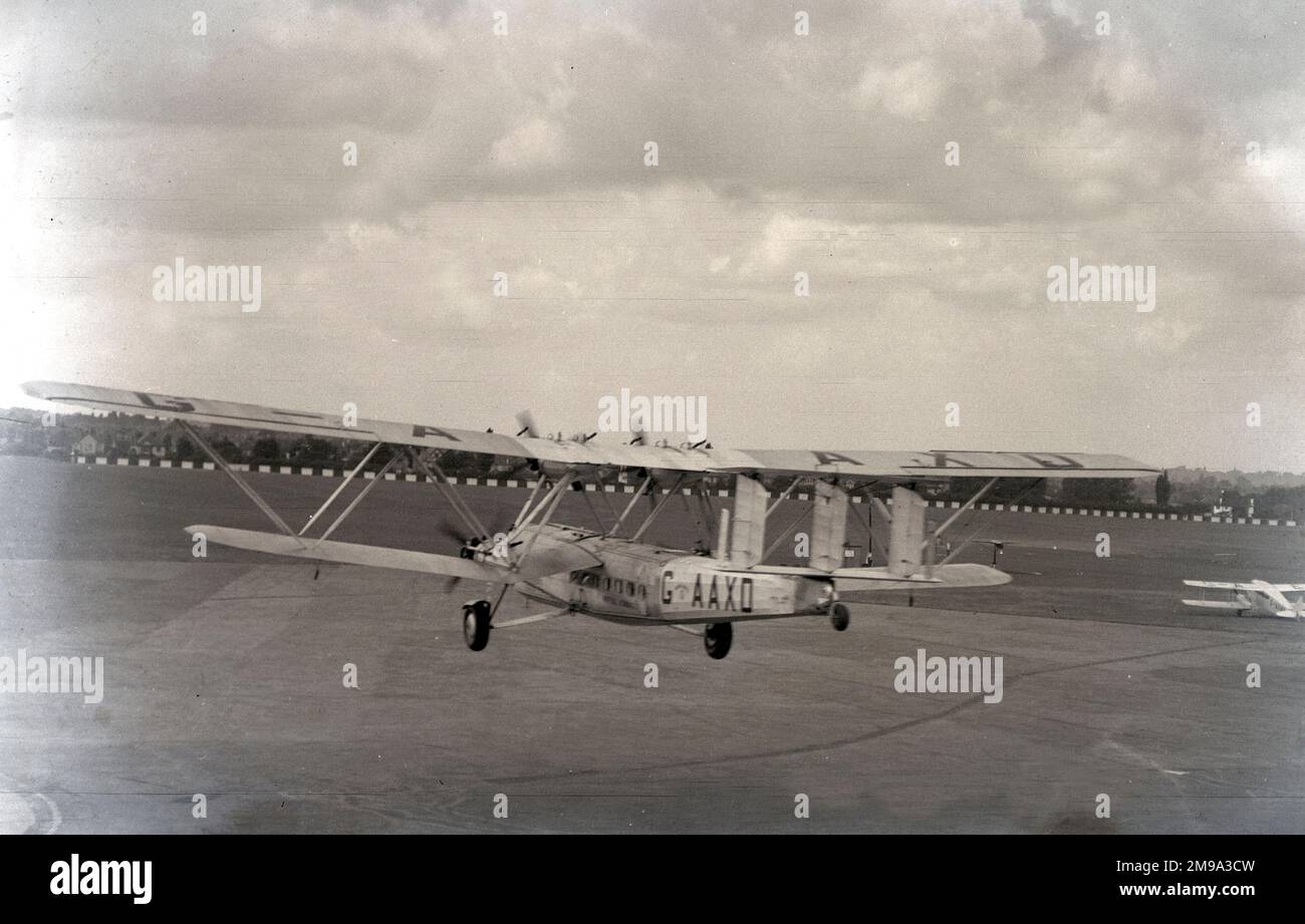 Handley Page HP.42W Western G-AAXD Horatius (msn 42/6) von Imperial Airways Ltd. Landung am Flughafen Croydon . Horatius war der sechste zu bauende Western, der am 23. April 1930 in Betrieb ging und bis zur Zerstörung bei einer Zwangslandung in Tiverton in Devonshire am 7. November 1939 in Betrieb blieb. Stockfoto