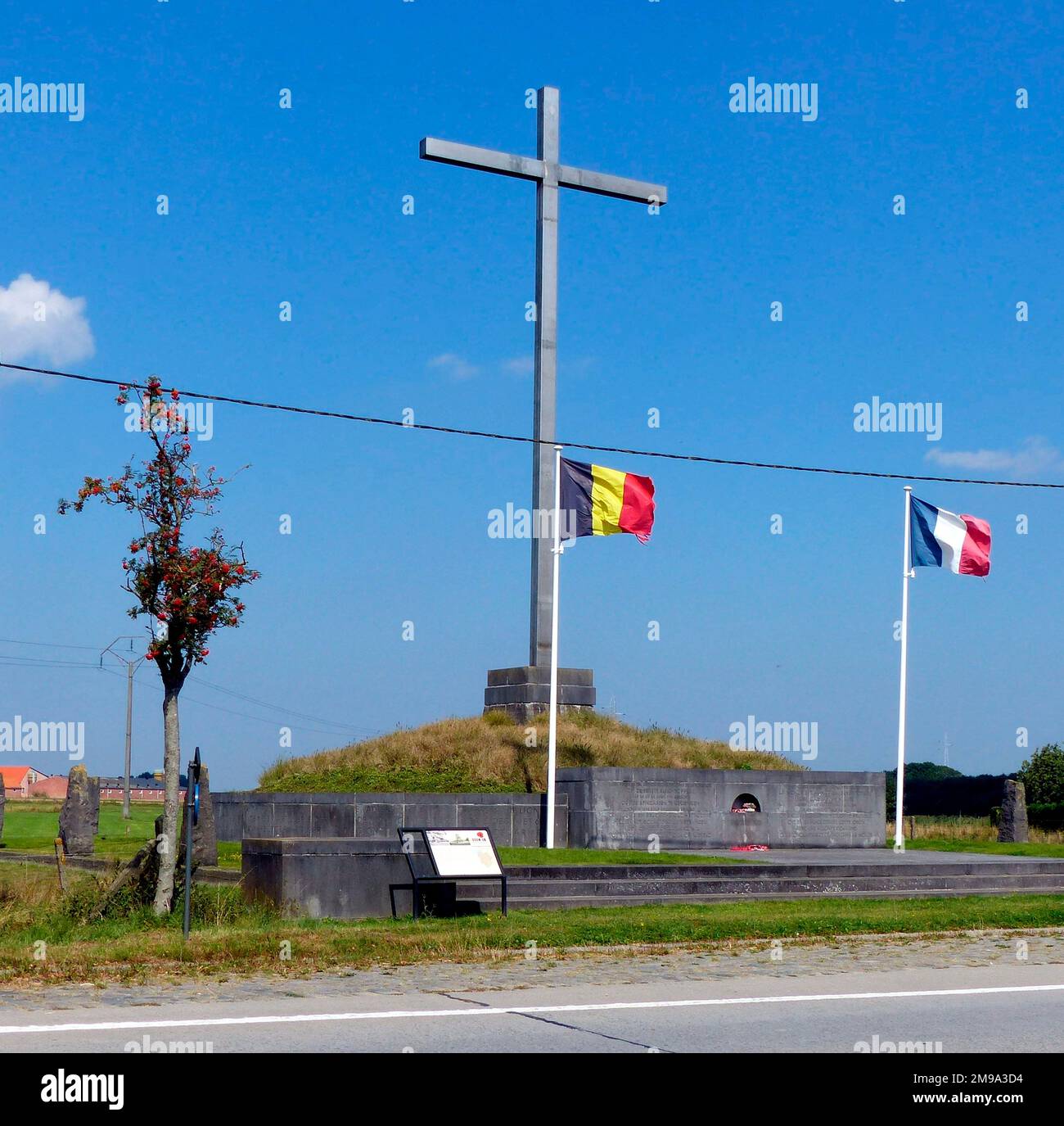 Dieses 15 Meter hohe Kreuz der Versöhnung erinnert an die Opfer des ersten Gasangriffs des Krieges, der von den Deutschen am 22. April 1915 begangen wurde. Eine frühere Gedenkstätte, die 1929 vom französischen 418. Infanterieregiment errichtet wurde, wurde am 8. Mai 1941 von den Deutschen in die Luft gejagt. Vier Jahre später, am selben Tag, haben sich die Deutschen ergeben. Stockfoto