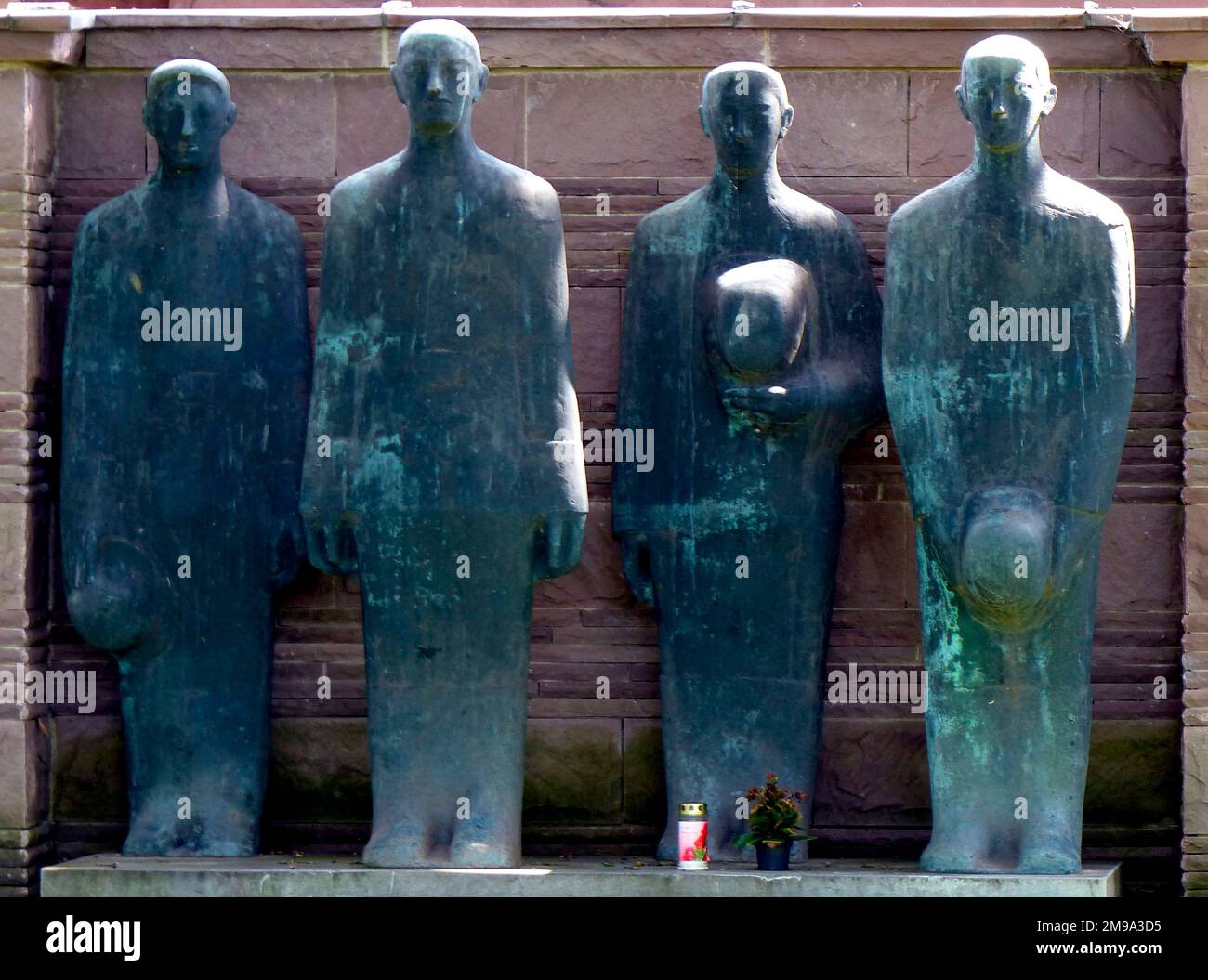 Bei verschiedenen Renovierungen im Laufe der Jahre wurden diese Zahlen von Ort zu Ort auf dem Friedhof verlegt. Jetzt stehen sie am oberen Ende des Massengrabes. Sie wurden von Professor Emil Krieger geformt. Stockfoto