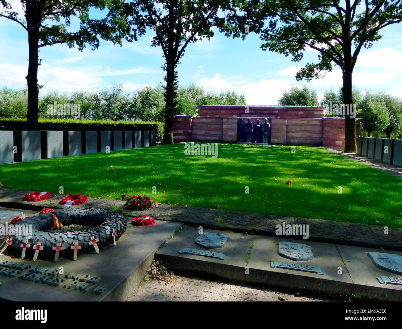 Die meisten der über 44.000 Leichen, die hier begraben wurden, stammen von den Kämpfen während der ersten Schlacht von Ypern, die am 18. Oktober 1914 begann. Der Friedhof wird von der Deutschen Volksorganisation für die Pflege der Kriegsgräber instand gehalten und ist der einzige deutsche Friedhof im Ypern. Stockfoto