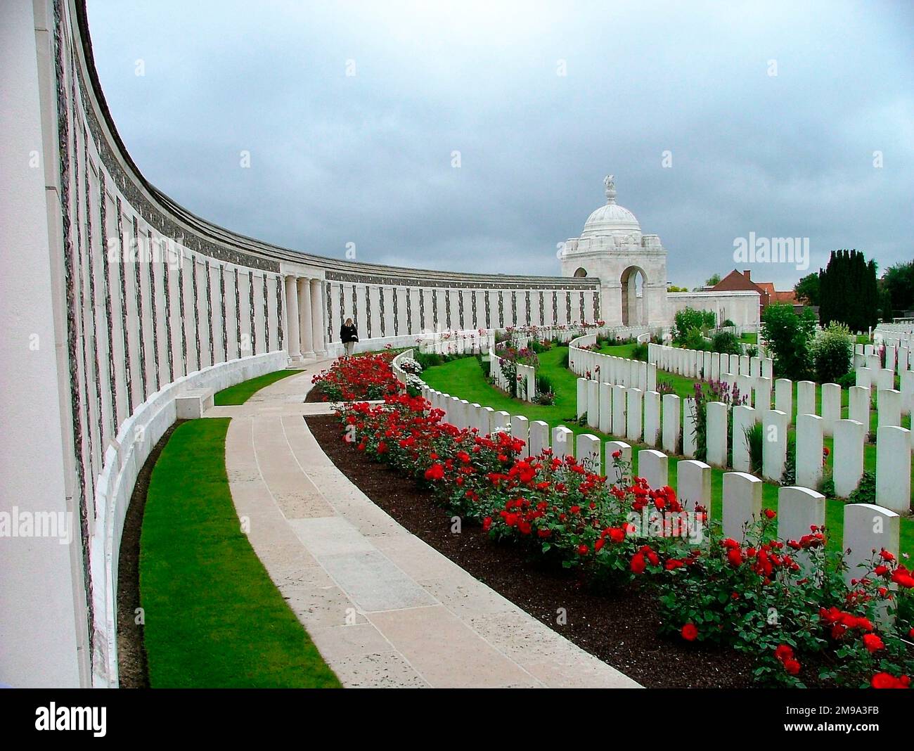 Dies ist der größte britische Kriegsfriedhof der Welt und wurde von Sir Hebert Baker entworfen (der das Grab von Cecil Rhodes in Delhi entwarf). Am oberen Ende befindet sich eine Gedenkmauer, auf der die Namen der Vermissten aufgezeichnet sind, für die es keinen Platz am Menin-Tor gab. Im oberen Zentrum befindet sich eine unebene Reihe von Grabsteinen, die Schlachtfeldgräber vom Oktober 1917. Hier gibt es fast 12.000 Beerdigungen und fast 35.000 Namen an der Gedenkmauer. Stockfoto