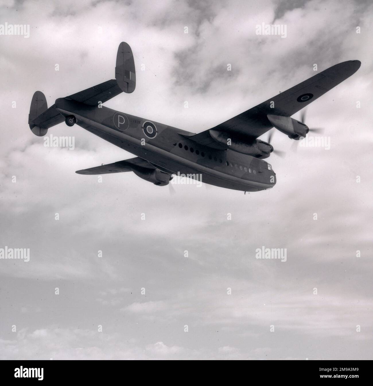 Avro York C Mk.I LV626, der Prototyp 1. am 28. August 1942. LV626 ist mit dem Original-Heckschwanz mit zwei Rippen zu sehen, das nur bei den Prototypen 1. und 2. verbaut ist. LV626 würde bei der Umrüstung auf die einzige York C Mk.II, angetrieben durch Radialmotoren von Bristol Hercules, mit der dritten mittleren Lamelle nachgerüstet. Stockfoto