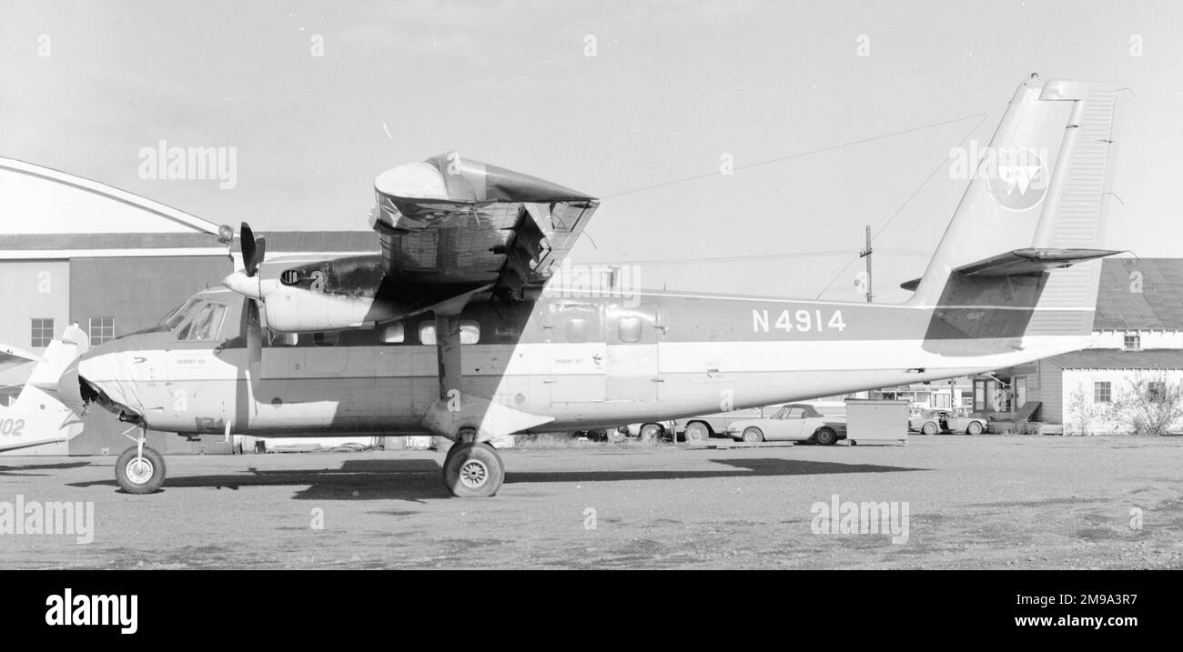 De Havilland Canada DHC-6-100 Twin Otter N4914 (msn 48) von Wien Air Alaska, in Fairbanks, Alaska, wartet auf Reparatur nach einem Unfall. N4914 wurde 1968 von Northern Provincial Airlines übernommen, als die Northern Provincial mit Wien fusioniert wurde. Stockfoto