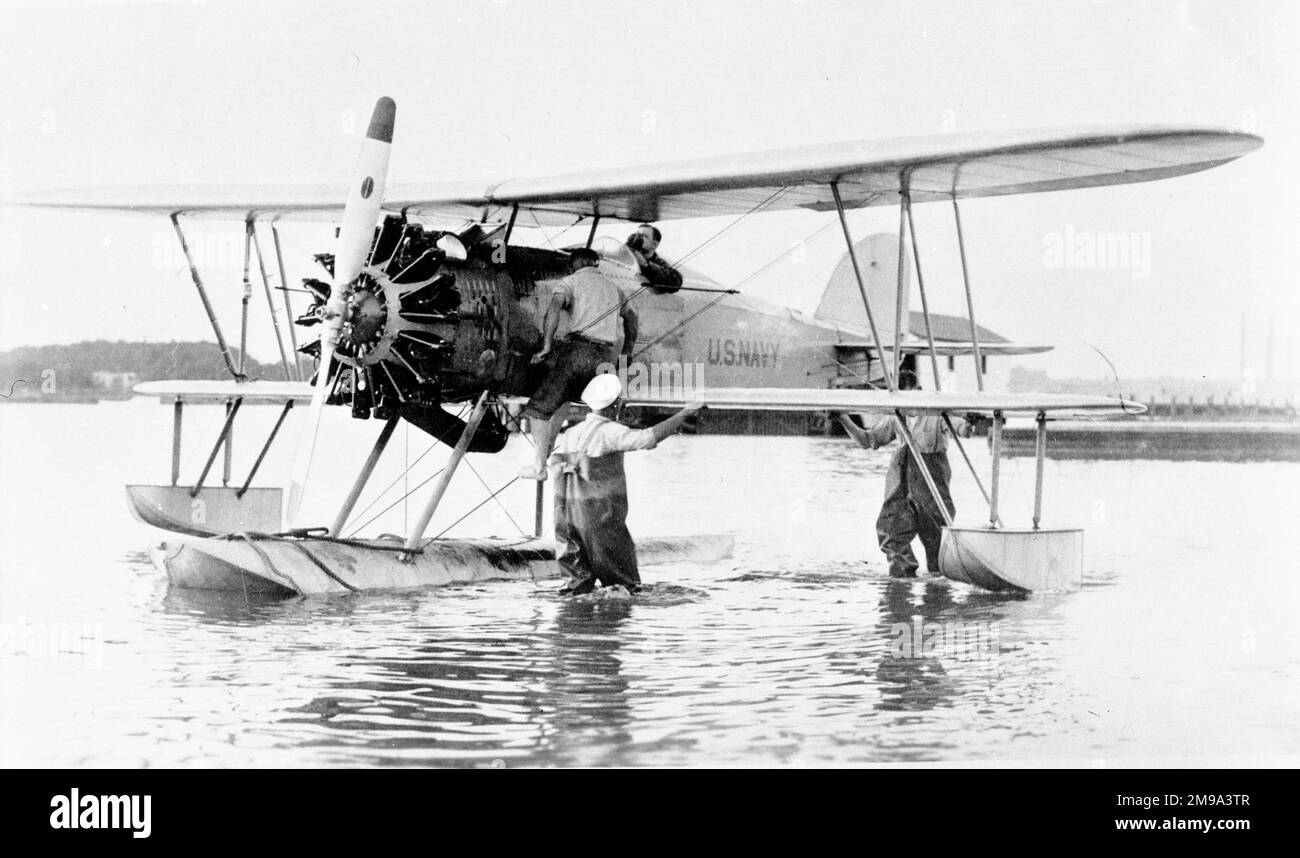 United States Navy Wright XF3W-1 A7223. Der XF3W-1 wurde als Landflugzeug für Rennsport- und Motorenentwicklungstests gebaut und später mit zwei Schwimmern und einem einzigen Schwimmwagen mit Stabilisatoren ausgestattet, um Seetüchtigkeitstests und Versuche an Bord von Kriegsschiffen durchzuführen. Stockfoto