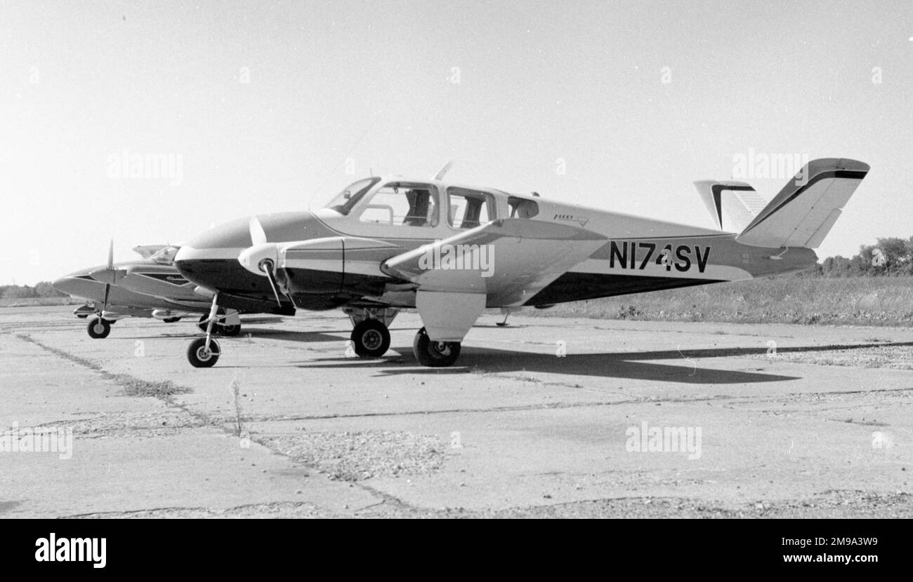 Fleet Super V Bonanza N174SV (msn SV115) (Geberflugzeug msn D-422, gebaut 1947). In den späten 50s Jahren produzierte Bay Aviation (ehemals Oakland Airmotive) eine zweimotorige Umrüstung des V-tailed Beech Model 35 Bonanza. Bay Aviation hat neun Bonanzas umgewandelt, bevor die Rechte, die Konstruktion und die Werkzeuge an Flugzeuge der Flotte in Kanada verkauft wurden, wo weitere fünf umgebaut wurden. Der Umbau dieses Flugzeugs wurde im März 1963 abgeschlossen, als N772MD, später eingetragen NC3018V, N1T, N9935R und N147SV - erlitt erheblichen Schaden bei einem nicht tödlichen Absturz am 26. Februar 1964 in Maryland, verursacht durch Deflation von Th Stockfoto
