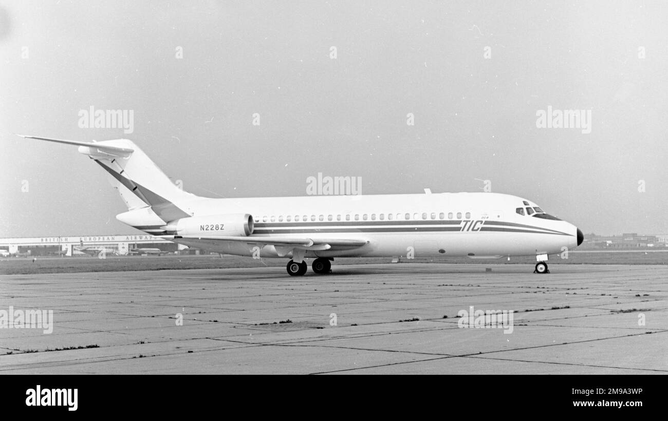 McDonnell Douglas DC-9-15 N228Z (msn 47151 Linie Nr.185) der Tracinda Investment Corporation, am Flughafen London Heathrow. Stockfoto