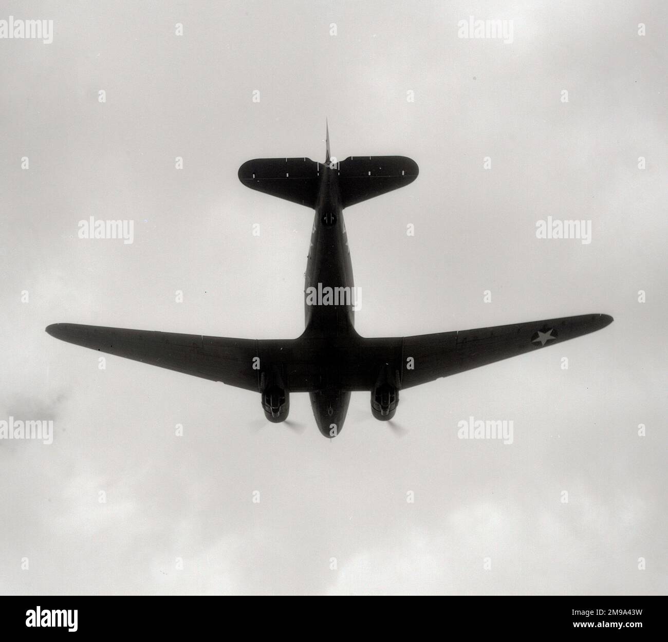 United States Army Air Force Douglas C-47-DL Skytrain 41-18608 (MSN 4769) an USAAF 25. Oktober 1942, abgesprungen an Aeroplane and Armament Experimental Establishment (A&AEE), Boscombe Down, Wiltshire Ende 1942. Nach Oran, Algerien am 22. Januar 1943. Zugeteilt für das 43. Truppenfrachtgeschwader, 315. Truppenfrachtgruppe, 9. Luftwaffe, bei RAF Spanhoe (Station 493). - 8. AF, Vereinigtes Königreich, 14. Mai 1943. Bei einem Landungsunfall im USAAF-Depot RAF Burtonwood, Vereinigtes Königreich (Station 590), 16. April 1943, verurteilt am 31. Oktober 1944. Foto aufgenommen am 6. April 1943 (Tom - ist das das Datum auf dem Negativ? Wie ich Stockfoto