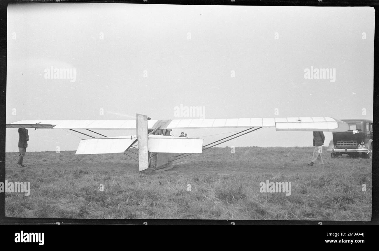 Der Brown 1931 Southdown Skysailer wird von einer 1929 REO Flying Cloud, die aus den USA importiert wurde, zurück zum Startpunkt bei Ditchling Beacon geschleppt. Der Southdown Skysailer wurde von Leeroy Brown entworfen und von ihm mit Unterstützung der Mitglieder des Southdown Skysailing Clubs gebaut. (Hinweis: Ditchling Beacon liegt nördlich von Brighton um etwa 5005358N 00 620W Uhr.) Stockfoto