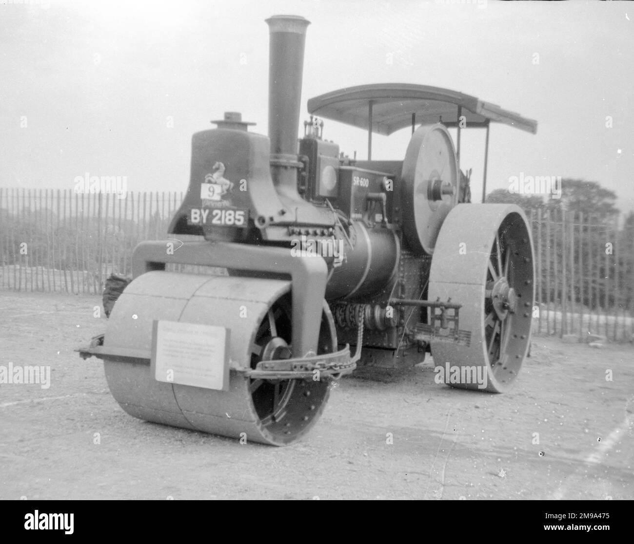 Aveling & Porter Steam Roller BY2185 (msn 2185), 1886 erbaut, von der Croydon Corporation, auf der Crystal Palace Steam Rally 1959. (Aveling und Porter waren ein britischer Hersteller von Landmaschinen und Dampfwalzen (Straßenwalzen). Thomas Aveling und Richard Thomas Porter traten 1862 eine Partnerschaft auf und entwickelten drei Jahre später im Jahr 1865 eine Dampfmaschine. Anfang der 1900er Jahre war das Unternehmen der weltweit größte Hersteller von Dampfwalzen (Straßenwalzen). Stockfoto