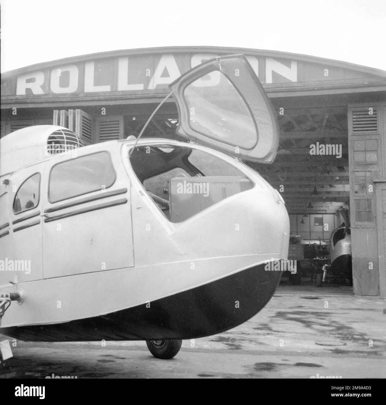 Republic RC-1 Seabee Assembly am Flughafen Croydon, durchgeführt von Rollason Aircraft and Engines. Drei Seabees wurden von der Produktionslinie in Farmingdale zum Weiterverkauf in Skandinavien eingeführt. Die Nase des Rumpfes mit offener Verankerungstür. Stockfoto