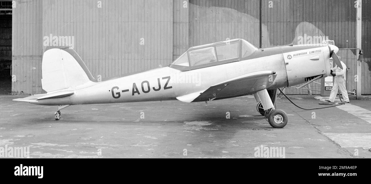 De Havilland DHC-1 Chipmunk G-AOJZ von Airwork Limited. (msn 0181) in Perth. Ex Royal Air Force Serie WB732, Nummer: 0181 stürzte am 31. Mai 1966 7 Meilen südwestlich von Perth ab. Stockfoto