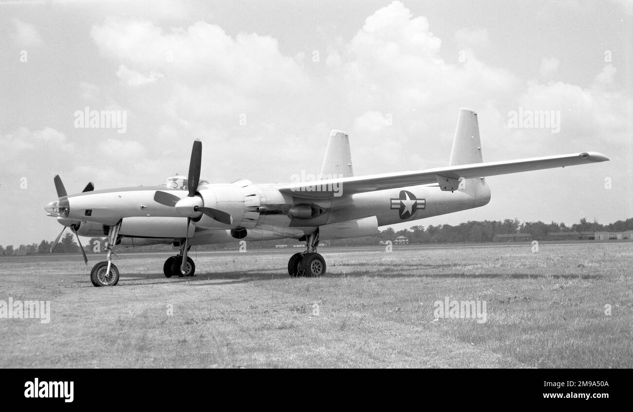 Hughes XF-11 44-70156, 2. Proto-Ausführung. Erster Flug am 5. April 1947 von Howard Hughes. Kam im Dezember 1948 aus Wright Field, Ohio, in Eglin Field, Florida an, um sich bis Juli 1949 betrieblichen Eignungstests zu unterziehen. Die Flugzelle wurde am 26. Juli 1949 vom 3750. Technical Training Wing an Sheppard AFB, Texas, zur Verwendung als Bodenwartungstrainer verlegt und im November 1949 aus dem USAF-Inventar gestrichen. Stockfoto