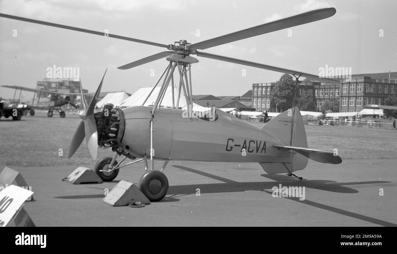 Kay Gyroplane Type 33/1 G-ACVA (msn 1002) auf der Fifty Years of Flying Exhibition, die auf der RAF Hendon stattfindet. G-ACVA wurde erstmals am 18. Februar 1935 geflogen und zuletzt am 16. August 1947 in Perth geflogen. Danach wurde es dem Museum of Transport in Glasgow übergeben. Kay Gyroplanes Ltd Er baute drei Autogyros: Der erste (msn 1001), ein Typ 32/1, wurde 1932 erstmals an der RAF Leuchars geflogen, blieb aber nicht registriert. Der dritte (msn 1003), der zweite Typ 33, wurde nicht abgeschlossen, wurde jedoch als G-ACVB registriert. Stockfoto