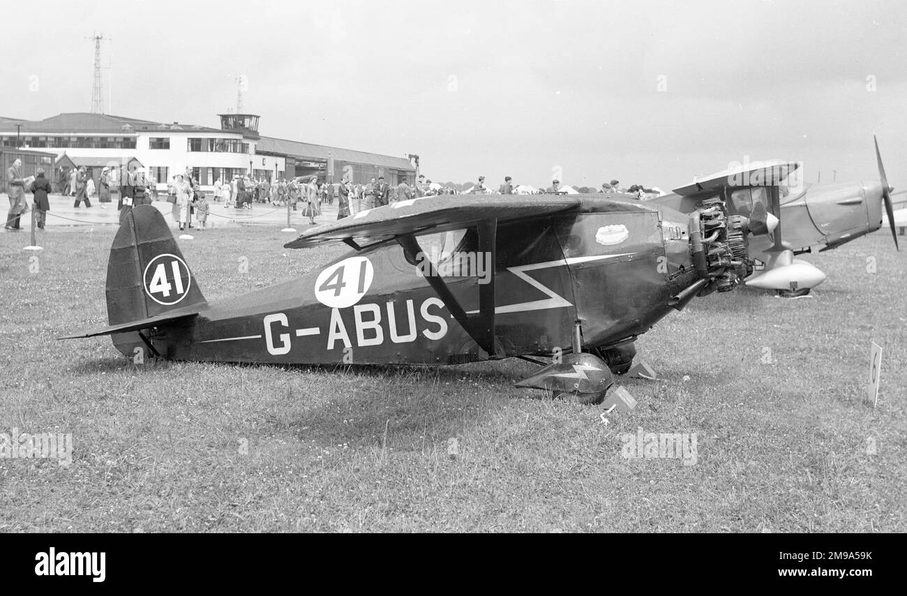 Comper C.L.A. 7 Swift G-ABUS, Rennen Nummer 41, geflogen von A.L. Cole und David Ogilvy beim Grosvenor Trophy-Rennen 1956 in Baginton (Flughafen Coventry), auf dem zweiten Platz. Stockfoto