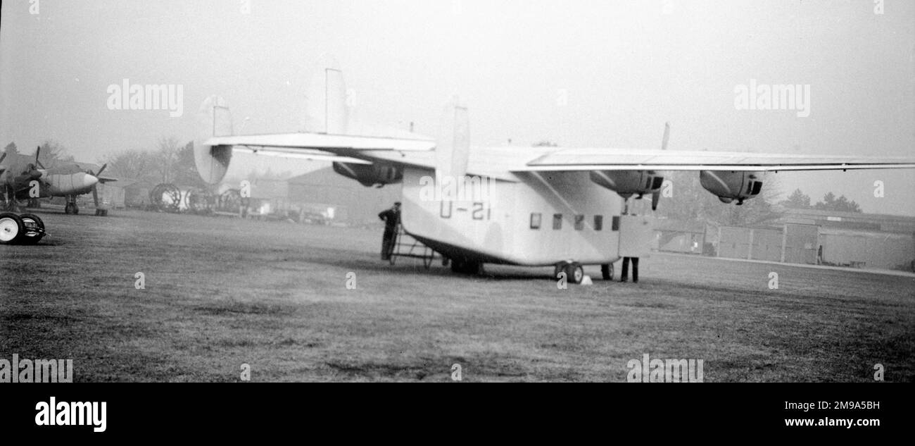 Die Sohle Miles M. 71 Merchantman U-21 (msn 6695) am Woodley-Flugplatz mit gespeicherten unerwünschten Meilen M.33 Überwachen Sie Zielschlepper im Hintergrund. Erster Flug am 7. August 1947, mit der B-Klasse Registrierung U-21, Nummer 6695 wurde die Registrierung G-AILJ zugeteilt und auf der 1947 S.B.A.C. demonstriert Vorstellung im Radlett im September 1947. Miles ging 1948 pleite und der Händler wurde unzeremoniell verschrottet. Stockfoto