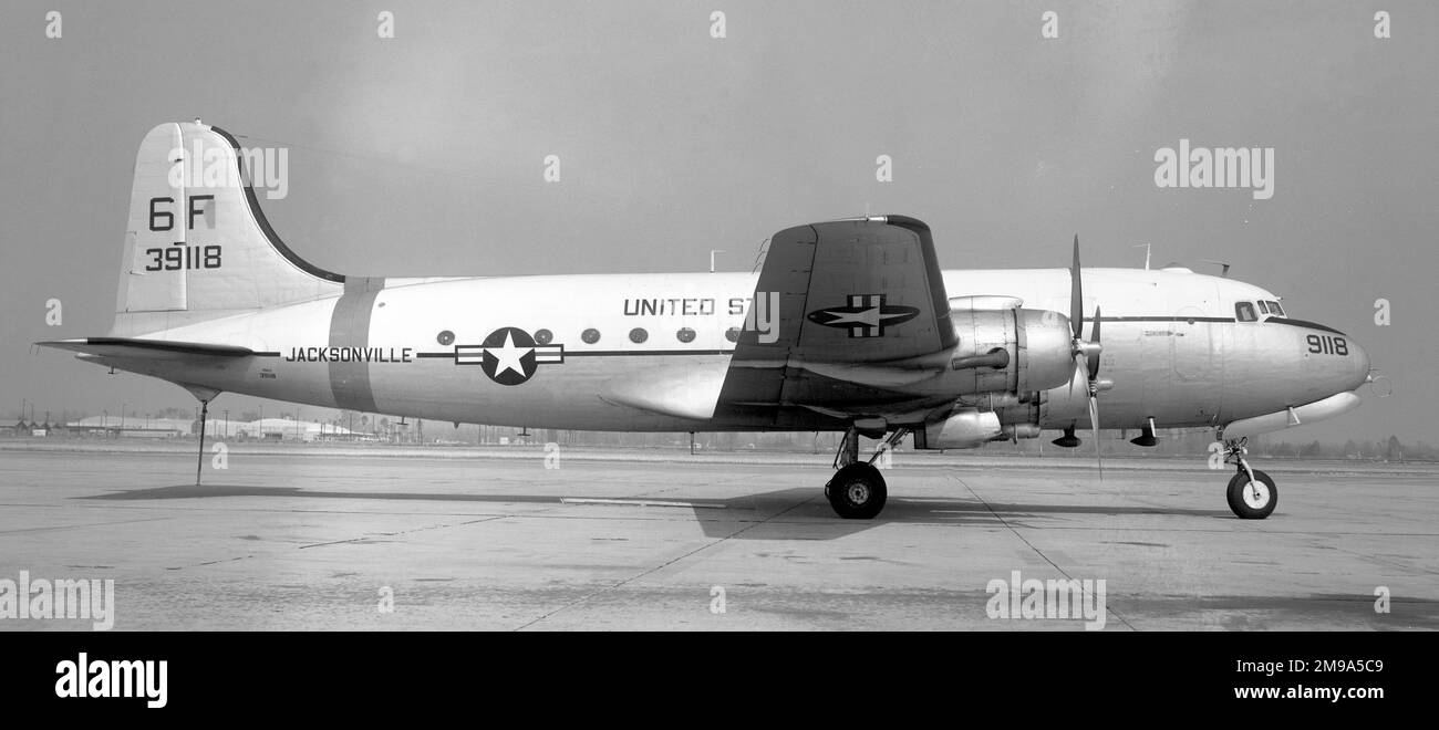United States Navy - Douglas R5D-2 39118 (msn 10484, Line No DC215) mit Einheitscode 6F vom Marineflugstützpunkt Jacksonville, ehemals USAAF 42-72379. Am 9. Juli 1965 an MASDC veräußert. Verkauft an Eastern Airlines, Inc. Als N88811 und am 17. Juli 1976 bei Ryan Field gesehen, nicht mehr verwendet. Stockfoto