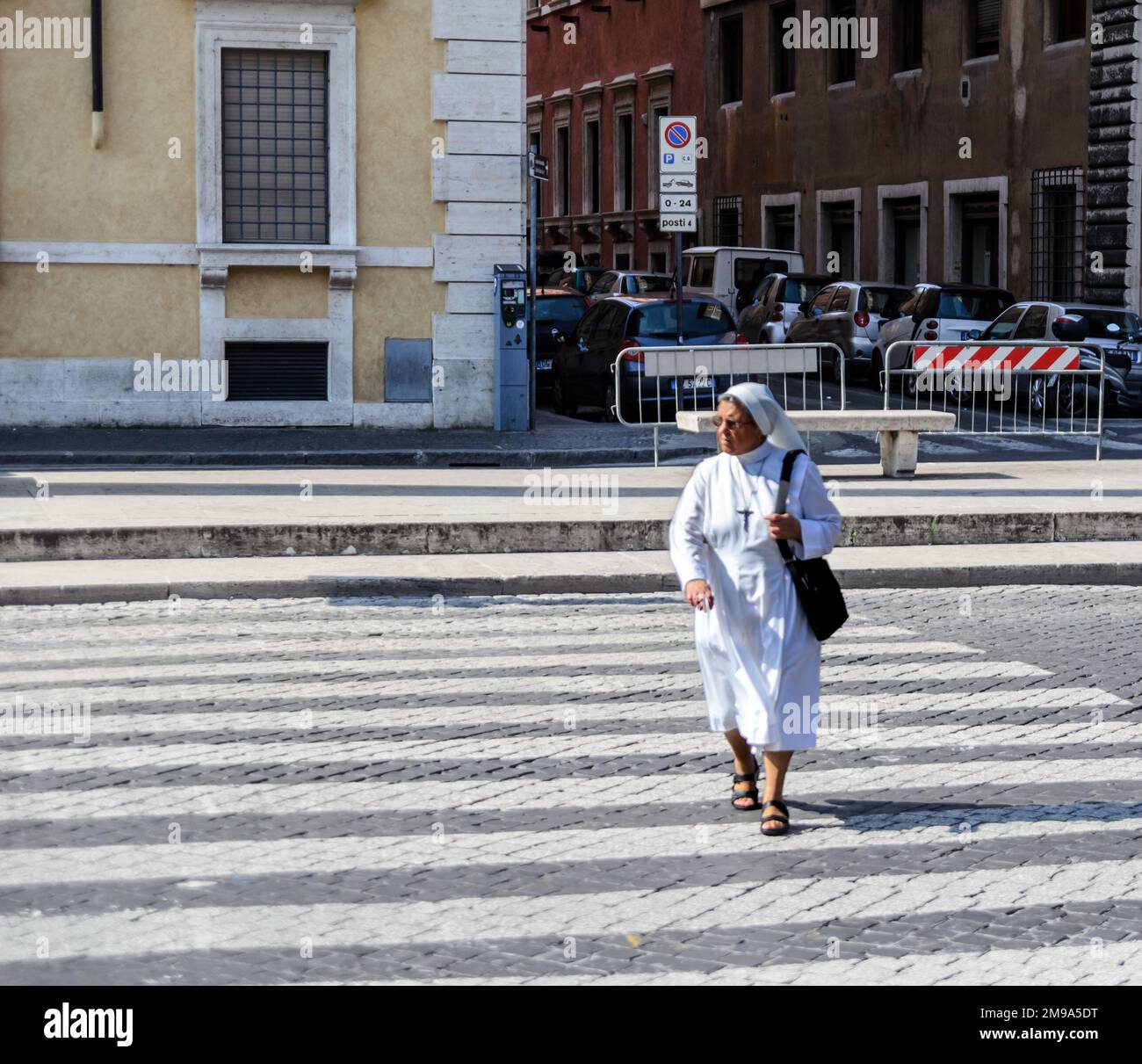 Nonne überquert die Straße in der Nähe des Vatikans in Rom, Italien Stockfoto