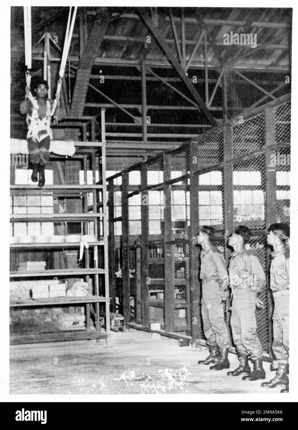 Thailändisches Fallschirmjägertraining der Royal Air Force bei der RAF Sembawang in Singapur 07: Die Praxis, den Fallschirm zu steuern, während er in der Luft schwimmt. - Unterschrift. (Kontrolle des Fallschirms in der Luft üben) Stockfoto