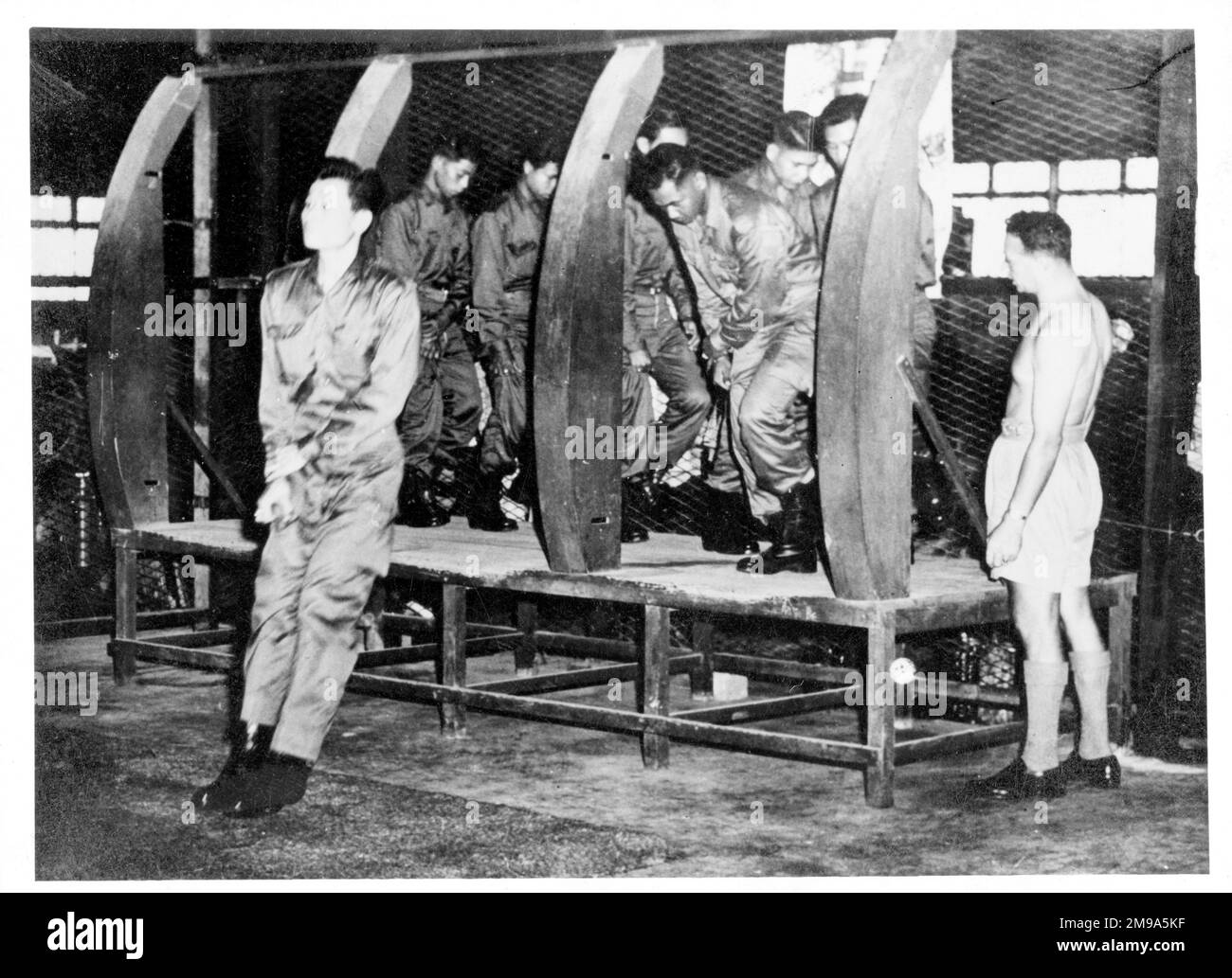 Thailändisches Fallschirmjägertraining der Royal Air Force bei der RAF Sembawang in Singapur 06:das Training sprang von der Flugzeugtür. (Schulung für das Verlassen des Flugzeugs.) Stockfoto