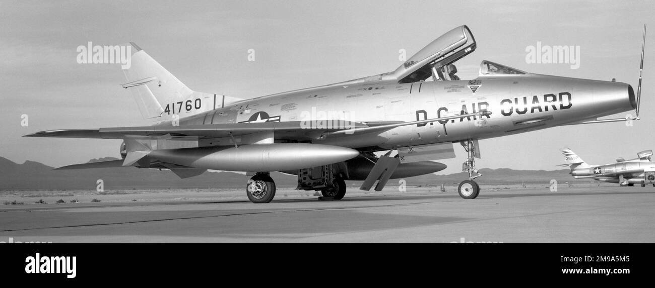 District of Columbia Air National Guard - North American F-100C-1-NA Super Sabre 54-1760 (msn 217-19), der DC ANG am Luftwaffenstützpunkt Nellis. Am 30. Dezember 1971 als FE147 im MASDC pensioniert. Stockfoto