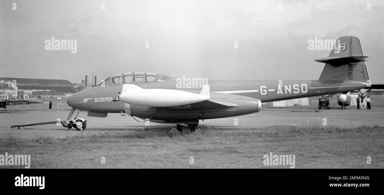 Gloster Meteor Mk.8 - Mk.7 Combination (ex GAF) G-ANSO, auf der SBAC Farnborough Air-Show 1954. Der Ground Attack Fighter (GAF) alias Reaper wurde als F Mk.8-Flugzeugzelle mit verstärkten Außenflügeln gebaut und wurde am 4. September 1950 als G-AMCJ in Moreton Valence von Jim Cooksey geflogen. Kurz darauf erschien er auf der 1950 stattfindenden SBAC Farnborough Air-Show. Bei umfangreichen Flug- und Waffenschießversuchen konnte kein Auftrag erteilt werden, so dass ACMJ 1954 den vorderen Rumpf durch den eines Meteor T Mk.7 ersetzen und als G-ANSO registriert wurde, wodurch die verstärkten Flügel und die Treibstofftanks der GAF erhalten blieben. G-AN Stockfoto