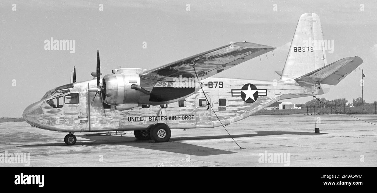 United States Air Force - Chase YC-122C 49-2879 , der 16. Truppenstaffel am Stewart Air Force Base, TN. Am 14. November 1954 16. wurde TCS nach Ardmore AFB, OK, verlegt. 30. August 1955 bis zur Lagerung. Bis N122E, neben Surinam als PZ-TAP, 22. Juli 1961 abgeschrieben und als N122E verkauft. Am 11. Januar 1967 wurde dieses Frachtflugzeug zwischen Fort Lauderdale und Bimini auf den Bahamas verloren. Eines von vielen Flugzeugen verloren im Bermuda-Dreieck. 4 Personen an Bord, plus eine Ladung Filmausrüstung für Bimini. Einige Trümmerobjekte wurden später nordwestlich von Bimini gesichtet. Stockfoto