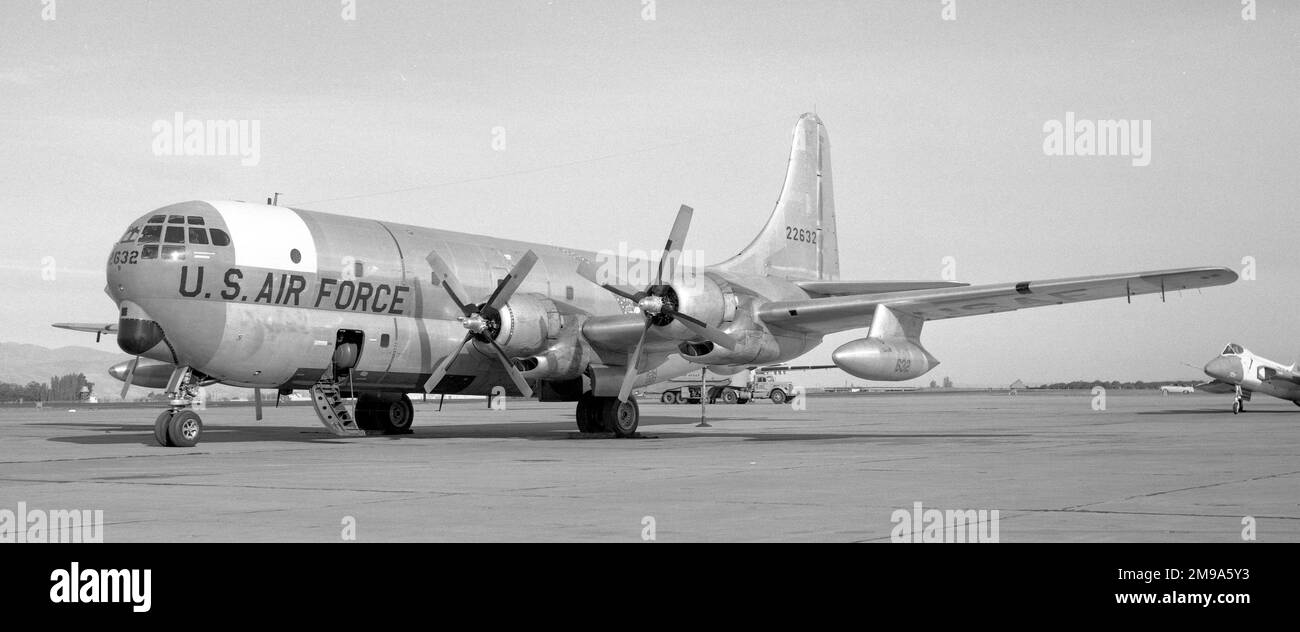 United States Air Force - Boeing KC-97g-24-BO Stratofreighter 52-2632 (msn 16663) (Hinweis -Douglas F5D-1 Skylancer NASA 212 (BuNo 139208) im Hintergrund.) Nummer: 2632 wurde in C-97g umgewandelt und im Mai 1972 mit dem 197. Militär-Airlift-Geschwader der Arizona ANG zur Stadt Prescott ernannt. An MASDC am CH528 28. Juni 1972. Stockfoto