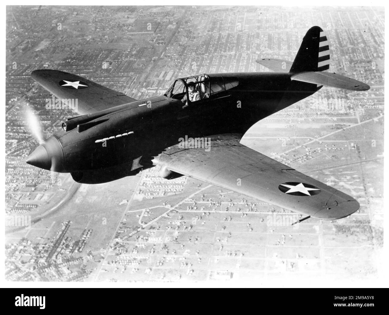 United States Army Air Corps (USAAC) – Curtiss P-40 (Modell 81). Der erste Produktionsstandard, mit Sternen und Streifen auf beiden Flügeln geliefert, ungewöhnlich. Da dieses Flugzeug unbewaffnet ist, ist es möglich, dass es sich um 40-326 handelt, eine P-40, die von Boeing in ein unbewaffnetes Fotoaufklärungsflugzeug umgewandelt wurde, rückwirkend mit der Bezeichnung P-40A versehen. Stockfoto