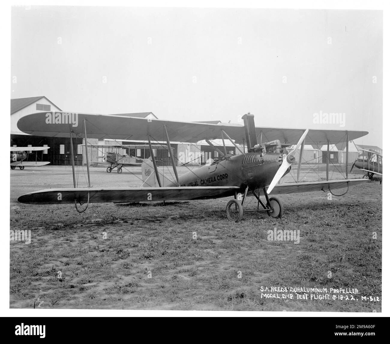 Ein langflügeliger Curtiss Oriole, einer Flugfotografie-Firma, ausgestattet mit einer von S.A. Schilf patentierte gedrehte Flachplattenpropeller D-18 (Duralumin). Stockfoto