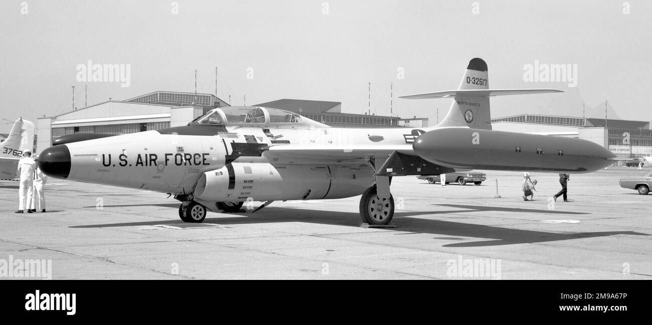 North Dakota Air National Guard - Northrop F-89D-55-NO Scorpion 53-2517, von der 178. Fighter Interceptor Squadron, North Dakota Air National Guard, an einer Naval Air Station, (mit A-1H Skyraider BuNo 137624 im Hintergrund). Mit der F-89D wurde eine Raketenrüstung mit 52 Mk 4 faltbaren Flugraketen (FFAR) in den vorderen 1-3 der Sprengkapseln und 308 US-Gallonen Treibstoff in den hinteren 2-3 eingeführt. *1955: USAF 11. FIS (515. ADG).*1958: North Dakota ANG 178. FIS.*1960: Vermont ANG 134. FIS. Stockfoto