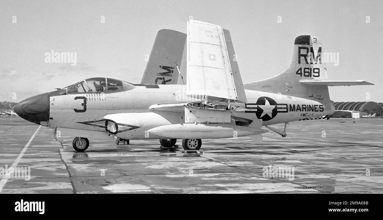 United States Marine Corps - Douglas EF-10B (F3D-2Q) Skyknight 124619 (Einheitencode RM, Rufzeichen 3) von VMCJ-1 in Naval Air Station China Lake in Kalifornien, für Tests. Umgewandelt in Douglas F3D-2Q-EF-10B 1959-60: VMCJ-3 AS TN-xx 1969: VMCJ-1 AS RM-3, VMCJ-2 AS CY-19, VMCJ-3 AS TN-3, die am 23. Juni 1970 auf dem AMARC-Knochennetz eingelagert wurden, und wurden entladen. Stockfoto