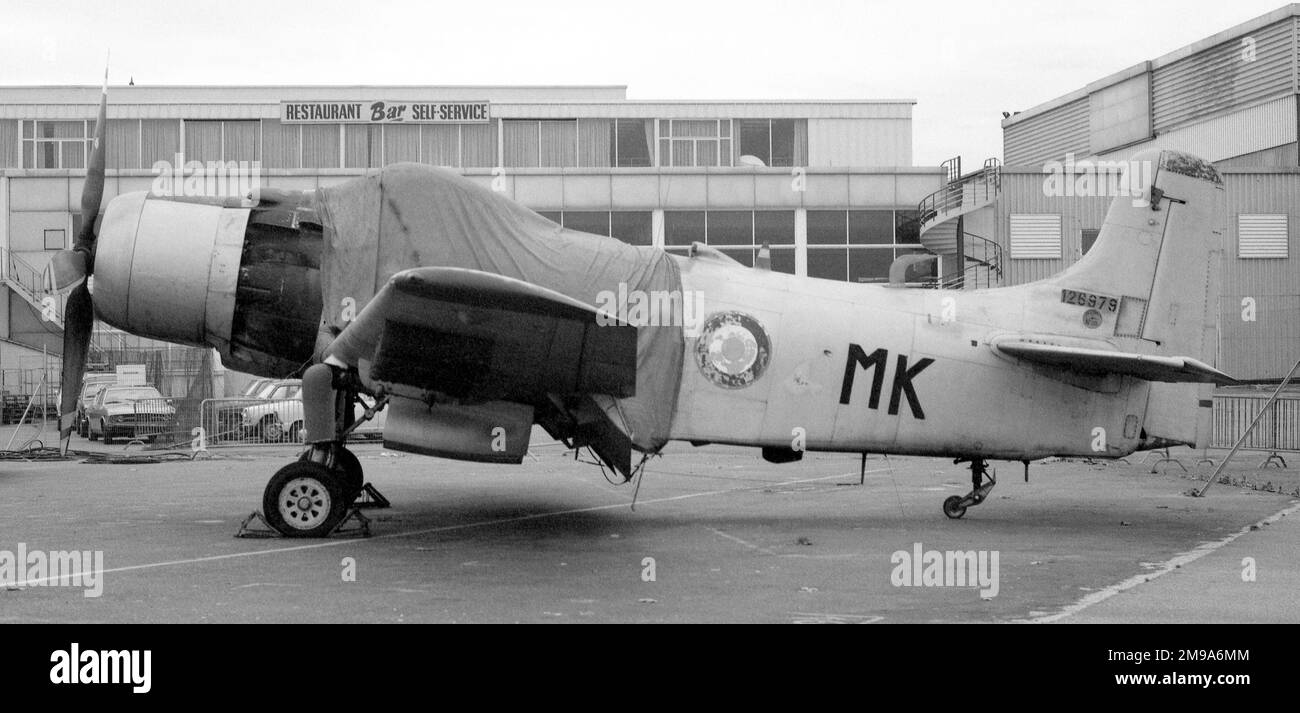 Ex Armee de l'Air Francaise - Douglas AD-4 126979 (msn 7779), 'MK', im Musee de l'Air et de l'espace, Le Bourget, nahe Paris. Erster Flug 24. September 1952 - BuAer #126979 - zur französischen Luftwaffe - Armee de l'Air AS 126979 - nach einer langen Karriere wurde #126979 der EAA 601 am Chateaudun Air Base am 25. Januar 1975 zugewiesen. Rufzeichen F-SDMK; Code MK - zum Musee de l'Air et de l'Espace, Flughafen Le Bourget, Paris, 4. Juni 1976. Stockfoto