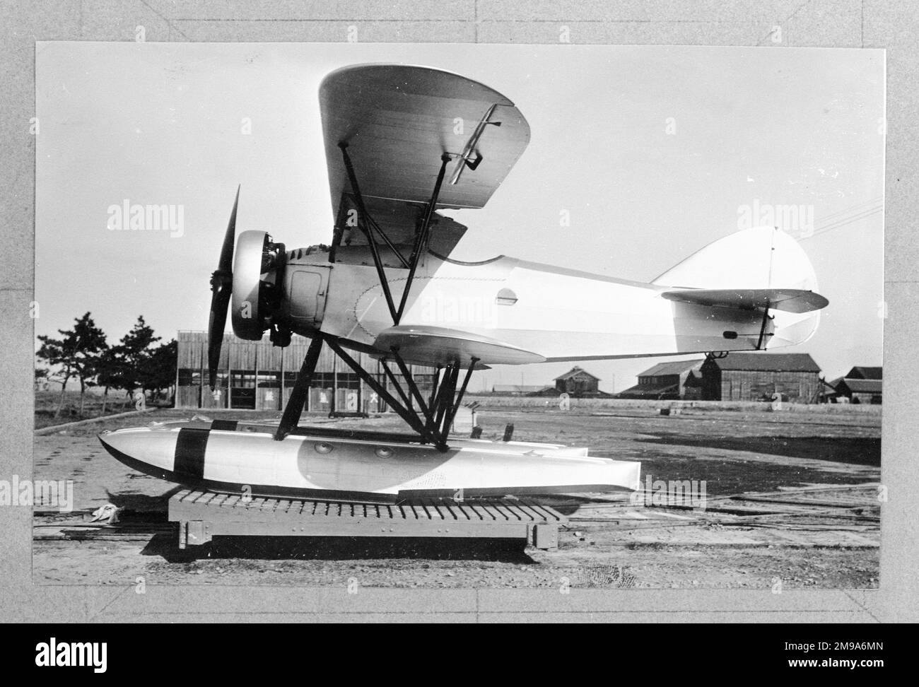 Aichi ab-3 Aufklärungsflugzeug, von der japanischen Marine bestellt, zur Verwendung auf dem neuen Kriegsschiff der chinesischen Marine, das von der japanischen Werft Harima bestellt wurde. Angetrieben von einem 130hp-mm-Radialmotor von Gasuden sollte die Flugzeugzelle, wenn sie zerlegt wurde, in einen Bereich von 3,20m mm (10ft 6in) x 3,3m mm (10ft l0in) Breite passen. Aichis Flugzeugbauer Tetsuo Miki hat die Erfahrung bei der Entwicklung des eng verwandten ab-2 genutzt und den Prototyp im Januar 1932 fertiggestellt. Von Aichis Testpiloten, Kanekichi Yokoyama und Tamizo Amagai, wurden ab Februar dieses Jahres Testflüge vom Hafen von Nagoya aus durchgeführt. Das ist Becam Stockfoto