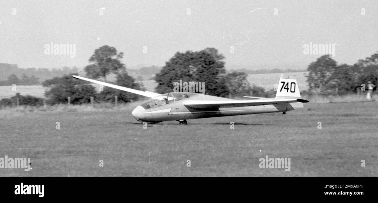 SZD-09 Bocian '740', Trainer mit 2 Sitzplätzen vom Husbands Bosworth Gliding Club, Landung auf dem Husbands Bosworth Flugplatz während eines britischen National Gliding Wettbewerbs. Stockfoto