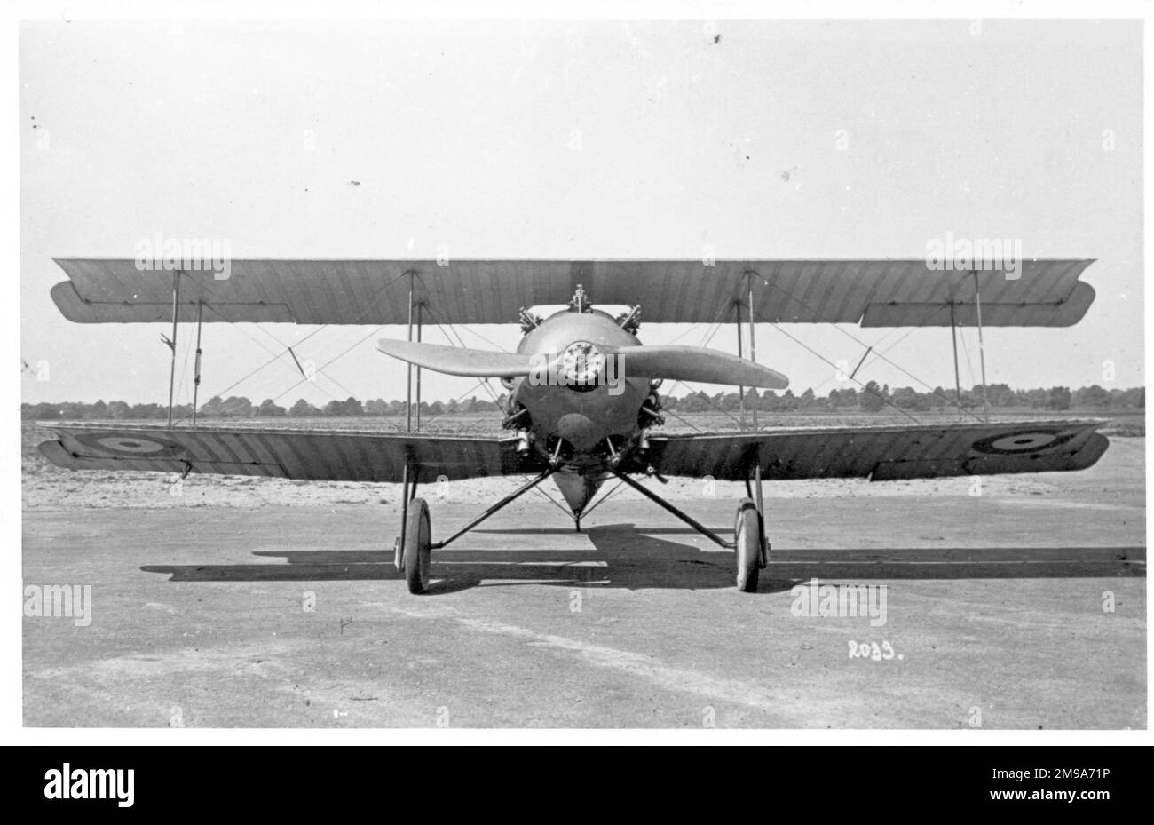 B.A.T. FK.25 Basilisk (F2907 oder F2908). Eines der drei Basilisk-Flugzeuge, die von der British Aerial Transport Company (BAT) gebaut und von Frederick Koolhoven entworfen wurden; das erste, F2906, wurde mit unsymmetrischen Aailerons gebaut, aber F2907 und F2908 wurden mit Hornbalancierädern gebaut, wie in diesem Foto. F2906 wurde zerstört, nachdem er während eines Weltrekordversuchs am 3. Mai 1919 Feuer gefangen hatte. Stockfoto
